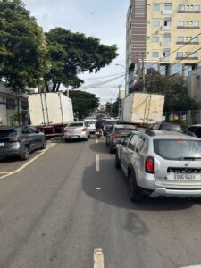 Caos no Trânsito: Praça Dr. Emílio da Silveira se Transforma em Pesadelo aos Domingos