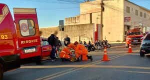 Pedestre de 61 anos é atropelado por motocicleta na rua Benjamin Constant, em Alfenas