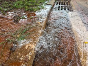 Mais um vazamento de água em Alfenas-MG expõe desperdício e gera revolta da população!!