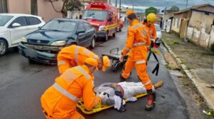 Colisão entre carro e motocicleta deixa jovem ferido no bairro Vila Betânia, em Alfenas-MG.