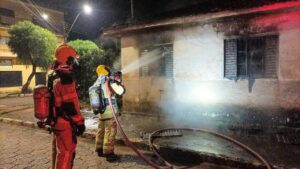 Incêndio atinge residência no centro de Campo do Meio(MG) e mobiliza Bombeiros de Alfenas!