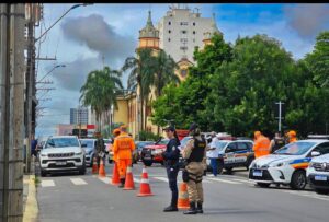 Forças de segurança realizam blitz educativa no Centro de Alfenas(MG) com foco na prevenção durante o Carnaval!