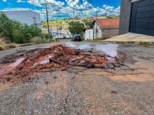 Mais um vazamento na rede da Copasa preocupa moradores durante o Carnaval em Alfenas-MG