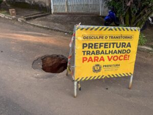 Buraco em via pública preocupa moradores e gera riscos no bairro Santos Reis, em Alfenas-MG