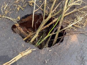 Buraco de grandes proporções preocupa moradores e coloca em risco trânsito no centro de Alfenas-MG