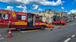 Ciclista fica ferido após colisão com porta de veículo em Alfenas-MG