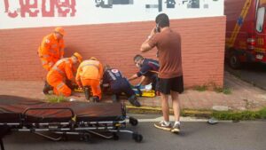 Colisão entre motocicleta e automóvel deixa vítima ferida no Centro de Alfenas-MG
