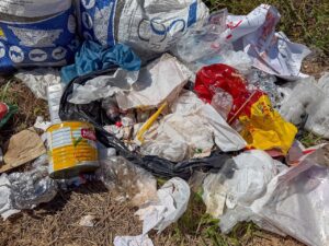 Lixo e abandono tomam conta do Espaço Carnalfenas no loteamento do Trevo após evento e geram revolta em moradores de Alfenas-MG