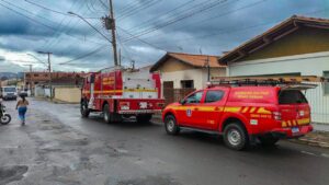 Incêndio em residência mobiliza Corpo de Bombeiros no bairro Vila Graziani, em Andradas-MG