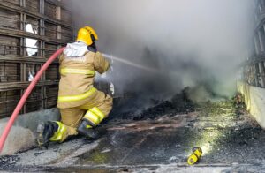 Carreta incendiada após assalto mobiliza Corpo de Bombeiros na BR-381, próximo a Perdões-MG