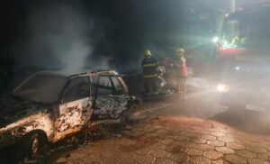 Incêndio em veículo mobiliza Corpo de Bombeiros e atinge materiais recicláveis em Cambuquira-MG