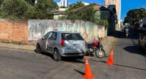 Motociclista fica ferido após colisão entre carro e moto no Centro de Alfenas-MG