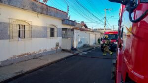 Incêndio em residência mobiliza Corpo de Bombeiros no bairro Santana, em Varginha-MG