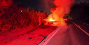 Bombeiros combatem incêndio em veículo na BR-265 e mãe consegue salvar filhos antes que chamas destruíssem automóvel em Lavras-MG