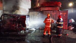 Incêndio em depósito de sucatas mobiliza Corpo de Bombeiros durante a madrugada em Lavras-MG