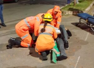 Bombeiros atendem acidente entre carro e moto na noite de sábado em Alfenas-MG