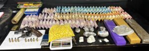 Polícia Militar apreende drogas, arma e veículo de luxo e prende suspeito de 22 anos em operação contra o tráfico em Poços de Caldas (MG)