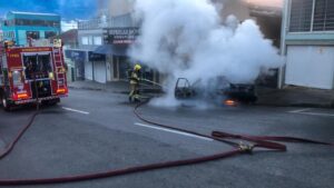 Veículo pega fogo no Centro de Poços de Caldas-MG e mobiliza Corpo de Bombeiros