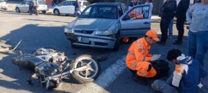 Motociclista fica ferido após colisão entre carro e moto em cruzamento de Poços de Caldas-MG