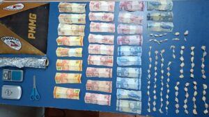 Homem é preso com mais de 100 pedras de crack e materiais utilizados no tráfico de drogas em Poços de Caldas-MG