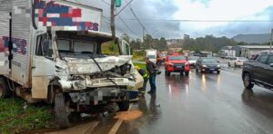 Colisão entre dois caminhões mobiliza Corpo de Bombeiros e causa transtornos no trânsito em Poços de Caldas-MG