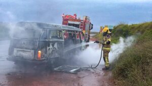 Kombi é destruída por incêndio na MGC-491, próximo ao trevo de acesso a Serrania-MG