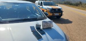 PM Rodoviária apreende droga e quase R$ 24 mil durante abordagem na BR-265, em Carmo do Rio Claro