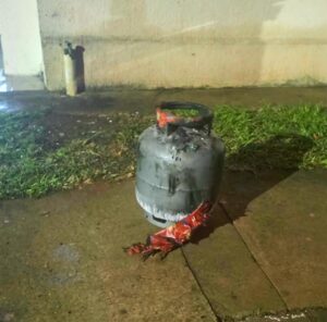 Incêndio em residência mobiliza Corpo de Bombeiros durante a madrugada no Condomínio Tupã, em Alfenas-MG